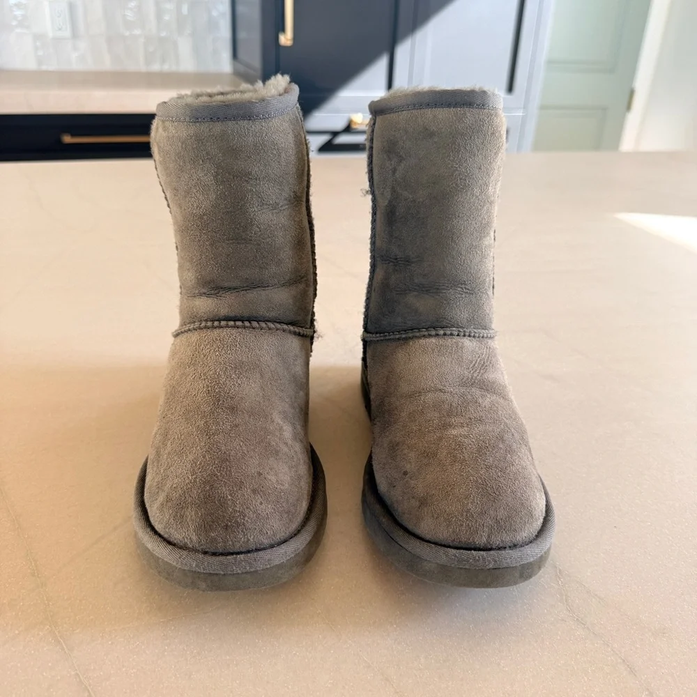 UGG Classic II Short Gray Suede Shearling Lined Winter Boots Womens Size 6
